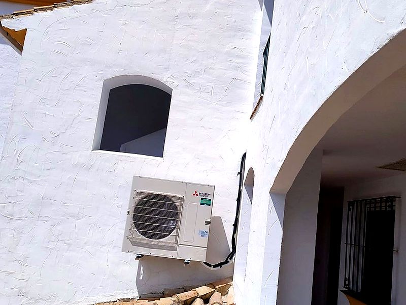Villa blanca en Costa del Sol con instalación de aire acondicionado Magabel