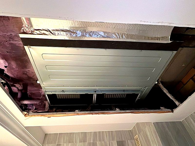 Instalación de cassette de techo para climatización centralizada en salón