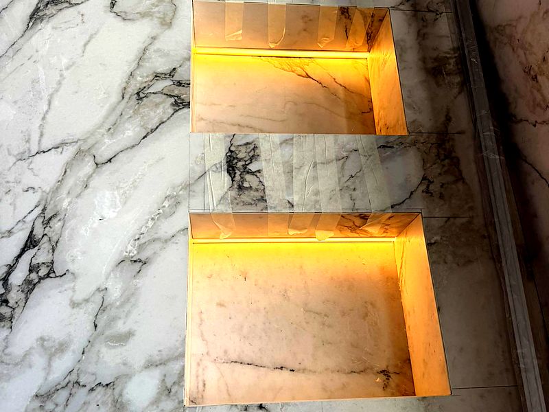 Apliques LED empotrados en pared de mármol blanco de villa de lujo